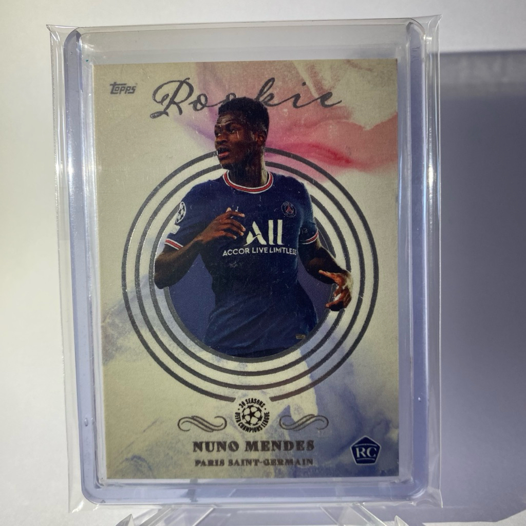 การ์ดนักฟุตบอล สำหรับสะสม NUNO MENDES, RC , PARIS SAINT-GERMAIN, ROOKIE , TOPPS 2022, (การ์ดหนา)