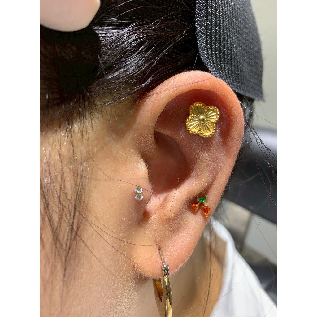 Piercingroom by Jay حلق تيتانيوم بحجرين زركون — صورة 4