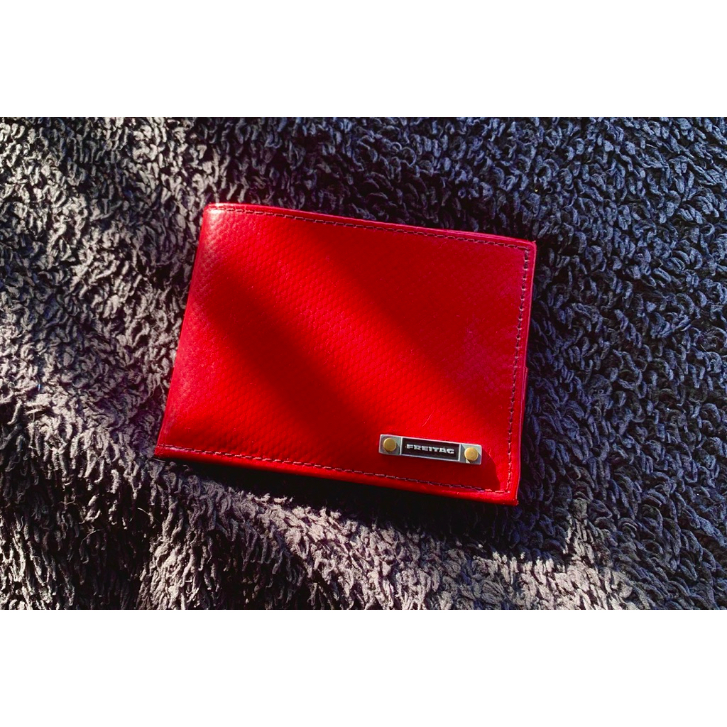 พร้อมส่ง - กระเป๋าสตางค์ Freitag Schurich R709 ป้ายเหล็ก ( เลิกผลิต Rare) สี แดงสด สภาพดี - ของแท้ 💯