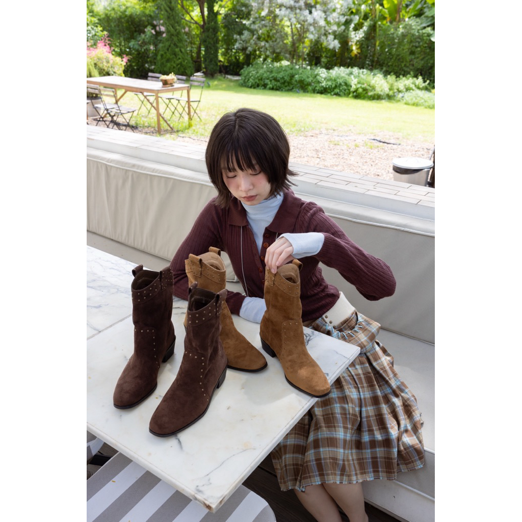 666-222 รองเท้าบูทข้อสั้น หนังกลับ แต่งมุด