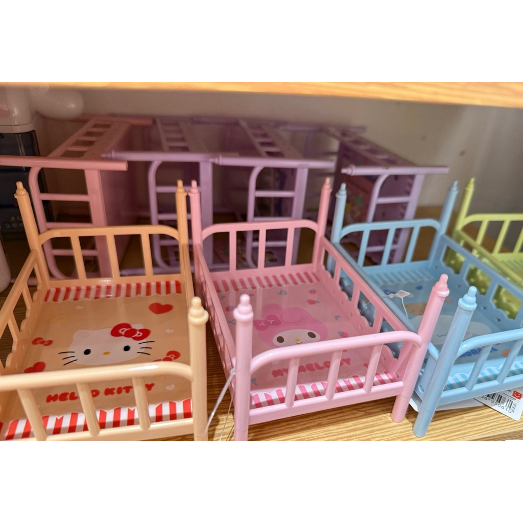 🎀พร้อมส่ง ชั้นวางของ เตียงตุ๊กตา ของจิ๋ว Miniso x Sanrio ลิขสิทธิ์แท้💯