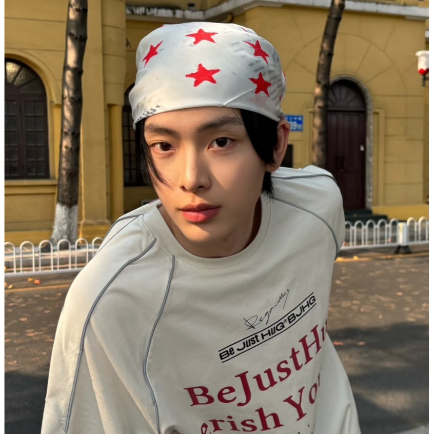 Lucky Stars ผ้าโพกผมลายดาวสีแดง ผ้าลายน่ารัก ฟีลสนุกสดใสในอวกาศ Galaxy ยุค2000s สไตล์Y2K