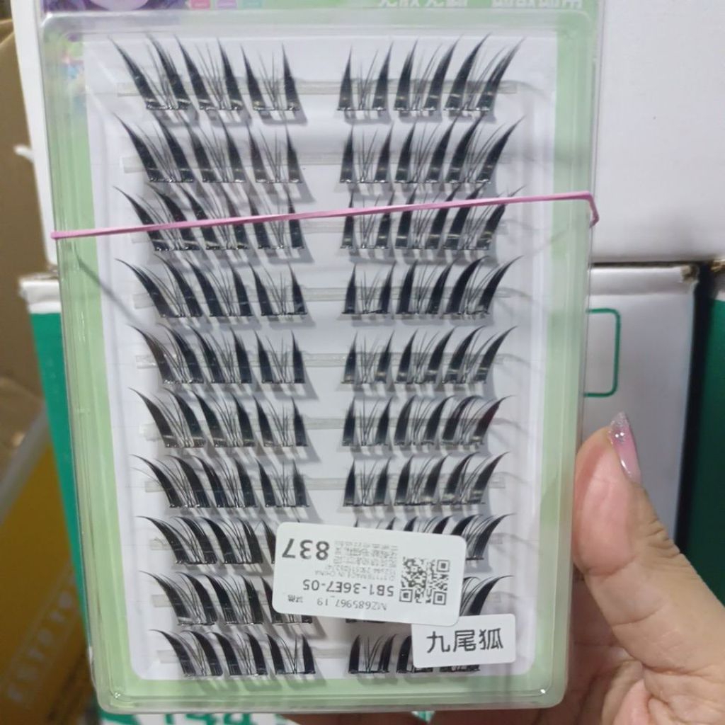ขนตาปลอม  ขนตาปลอม 5D มีกาวอยู่ในตัว ใช้งานง่าย มีให้เลือกหลายเบอร์ พร้อมส่ง