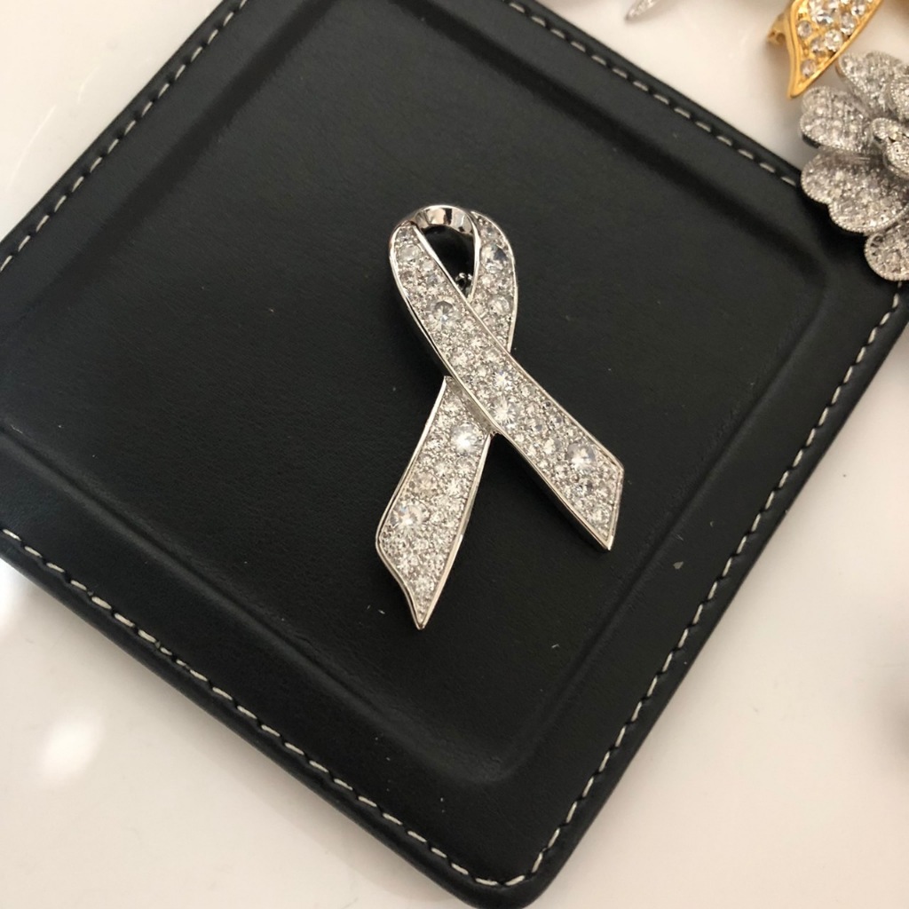 เข็มกลัดโบว์ โบว์ดำ เข็มกลัดไว้อาลัย งานคุณภาพพรีเมี่ยม เพชรสวิส ฉลุลาย งดงามหรูหรา ขนาดสูง 5 ซม.