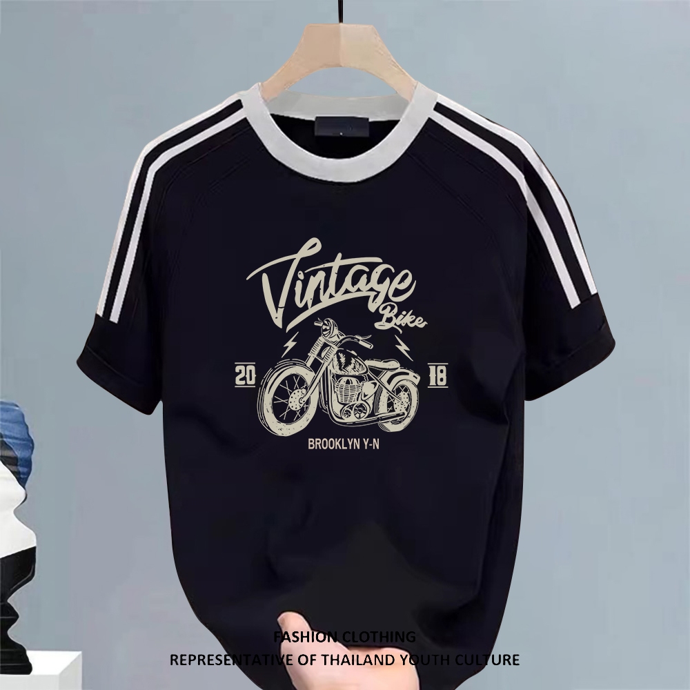 แฟชั่น เสื้อยืดคอกลม แขนสั้น สามแถบ สีดำผู้หญิง ผู้ชายผู้หญิง ใส่สบาย จัดส่ง 24 ชั่วโมง