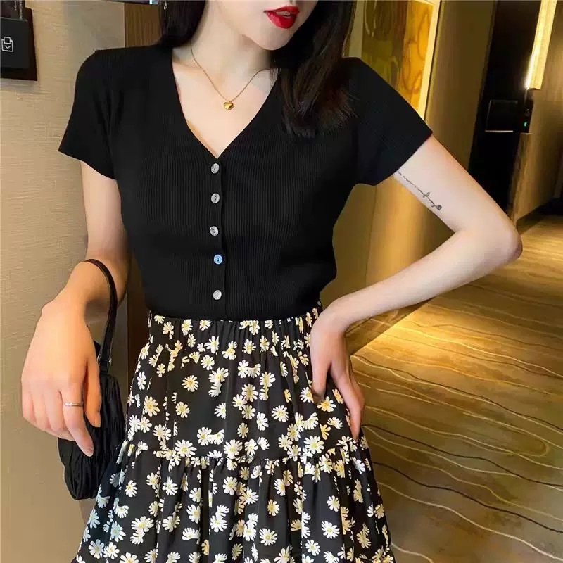 (พร้อมส่ง/ใหม่)#7190 เสื้อไหมพรมคเสื้อยืดหญิงแขนสั้นสไตล์คาชวล คอวีกระดุมหน้าน่ารักใส่สบายมาก
