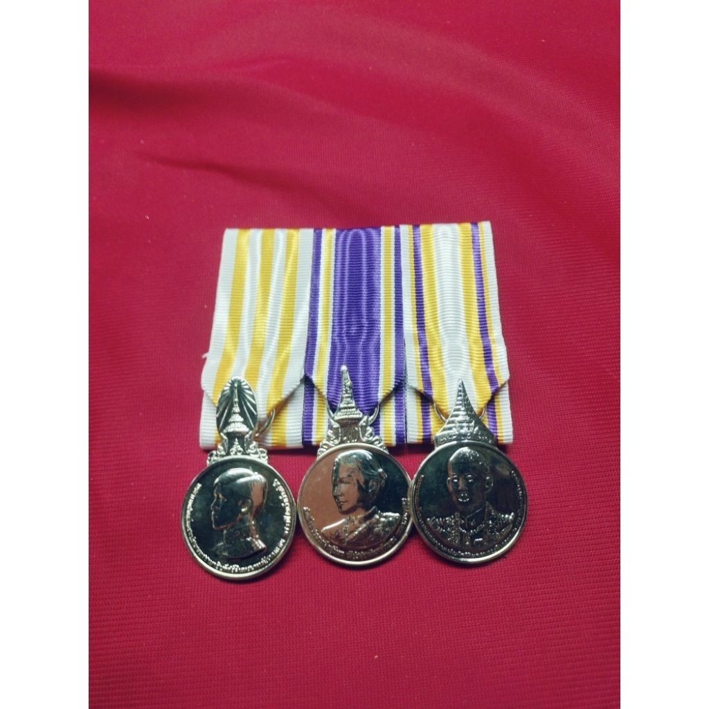 เหรียญประดับพร้อมเข้าแผงแม่เหล็กดูดอย่างดี ข้าวแพงแล้วพร้อมประดับได้เลย ใช้ได้ทั้งชายและหญิงแม่เหล็กดูดดูดดีมาก