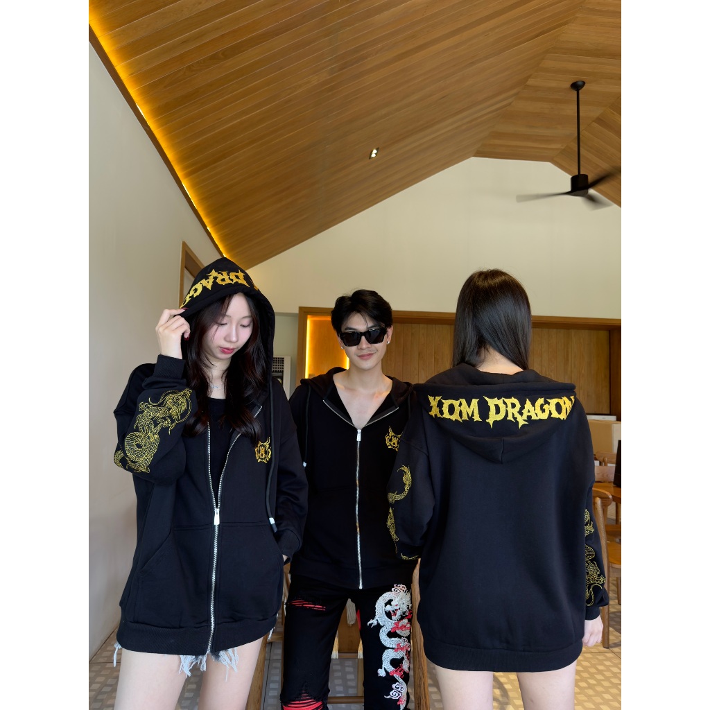 XOMJK606 เสื้อแจ็กเก็ตสีดำ ปักแขนลายมังกรสีทอง หมวกปักอักษร หน้าอกโลโก้XOM XOMBRAND