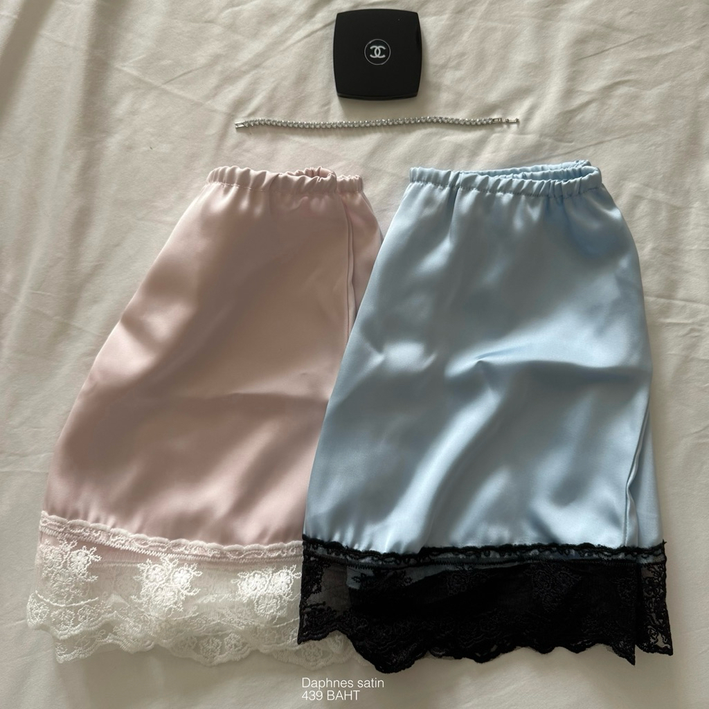 Daphnes satin skirt กระโปรงซาติน แต่งชายลูกไม้