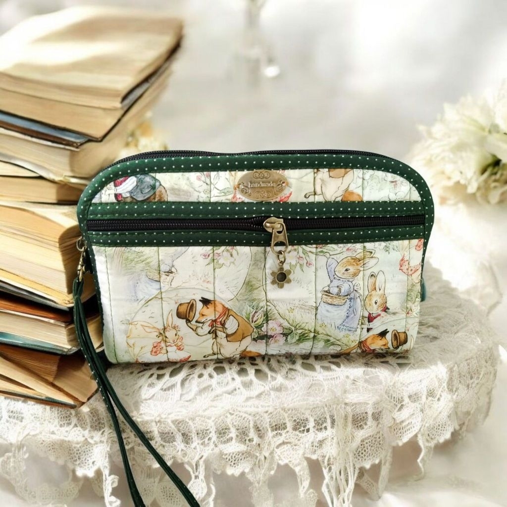 กระเป๋าผ้าแฮนด์เมด กระเป๋าสะพายข้าง กระเป๋าสตางค์  มี 3 ซิป มีหลายช่องมากๆ ช่องเสียบบัตร 6 ช่อง ใส่โทรศัพท์มือถือได้