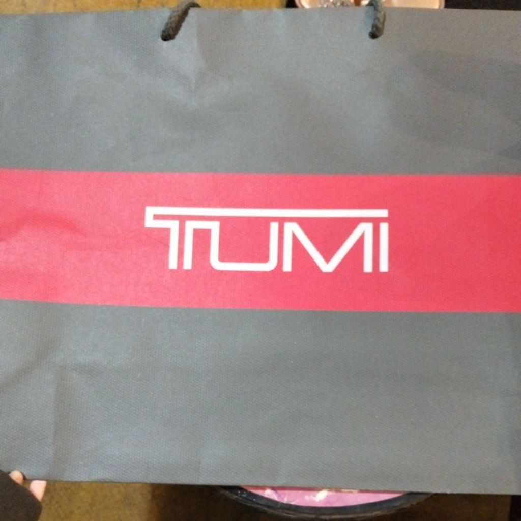 ถุงกระดาษ Tumi [ มือสองสภาพตามรูป ]