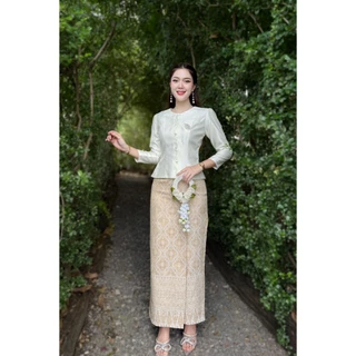 HM - ME (ขายแยก) ชุดไทยจิตรลดา เสื้อผ้าไหม4เส้นแขนยาวสีครีม ผ้าถุงสำเร็จรูปลาย ทอยดอก อัดกาว ชุดใส่ไปทำบุญ