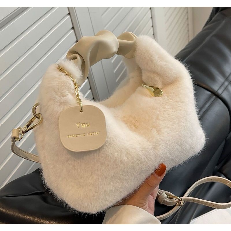 B-2601🔥กระเป๋าสะพายข้างสําหรับผู้หญิง แฟชั่นมาใหม่ กระเป๋ารุ่นฮิต ทรงโท้ท เข้ากับทุกการแต่งกาย plush bag น่ารัก