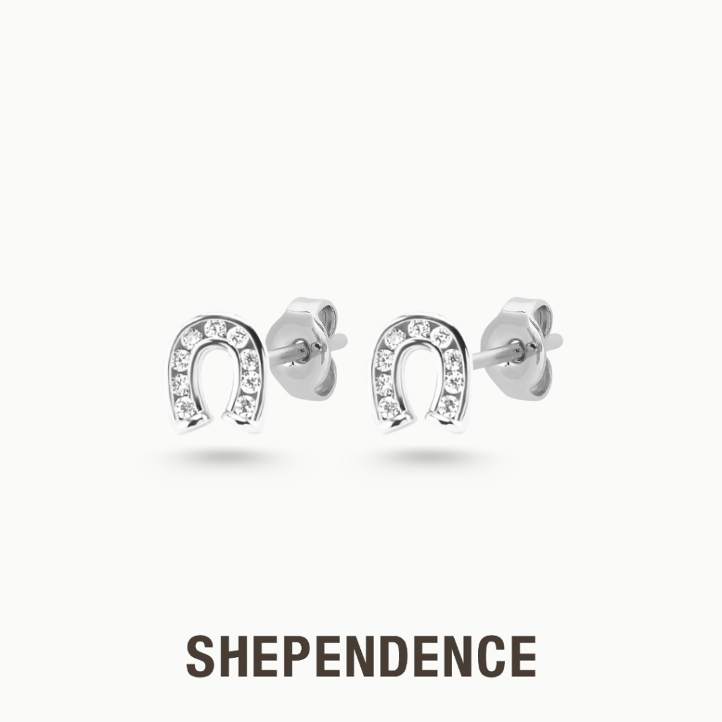 SHEPENDENCE ต่างหูก้านคริสตัล Lucky Horseshoe สีเงิน S925 รูปเกือกม้า