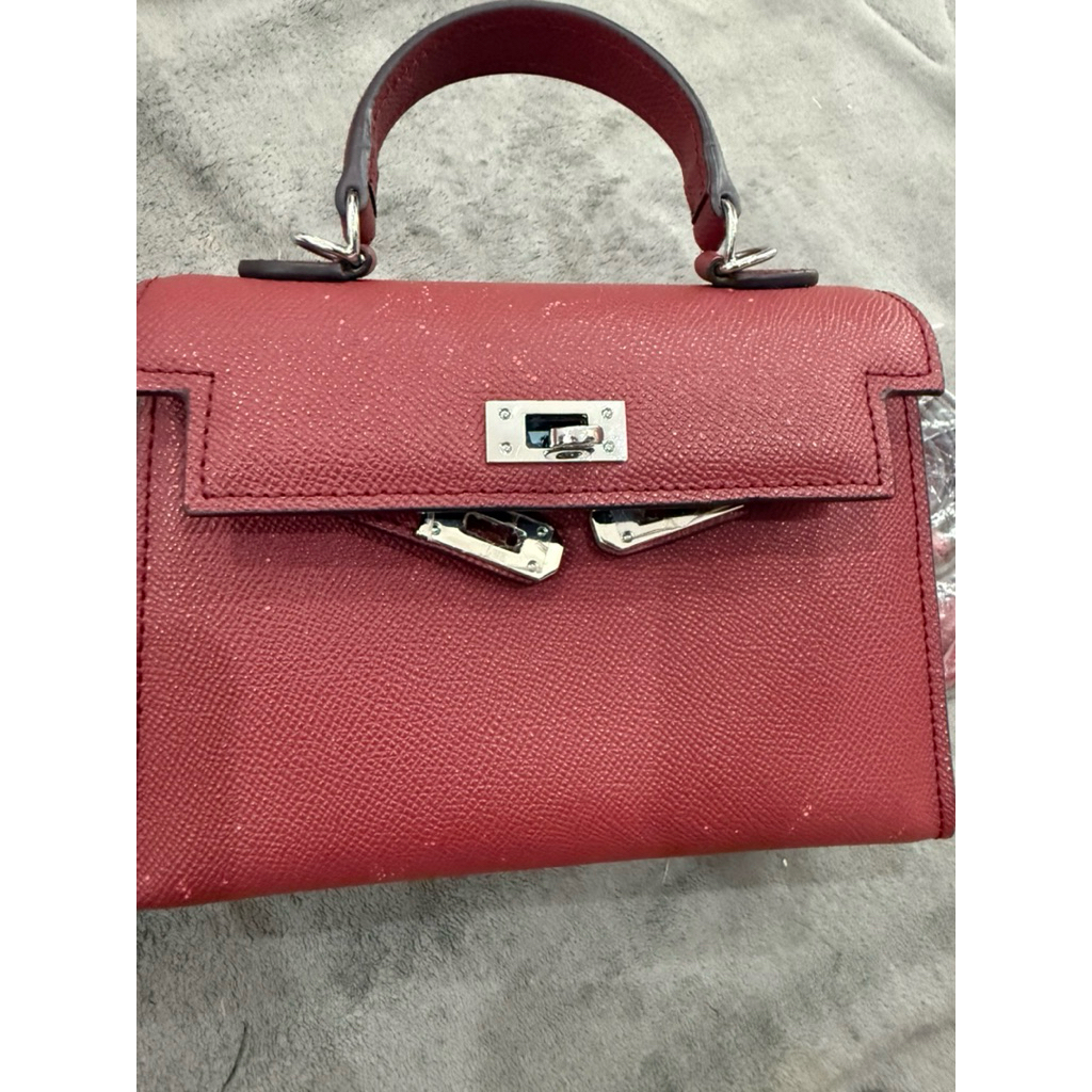 กระเป๋าใบเล็ก December สีแดง หนังแท้ มีสายสะพายและหูหิ้ว