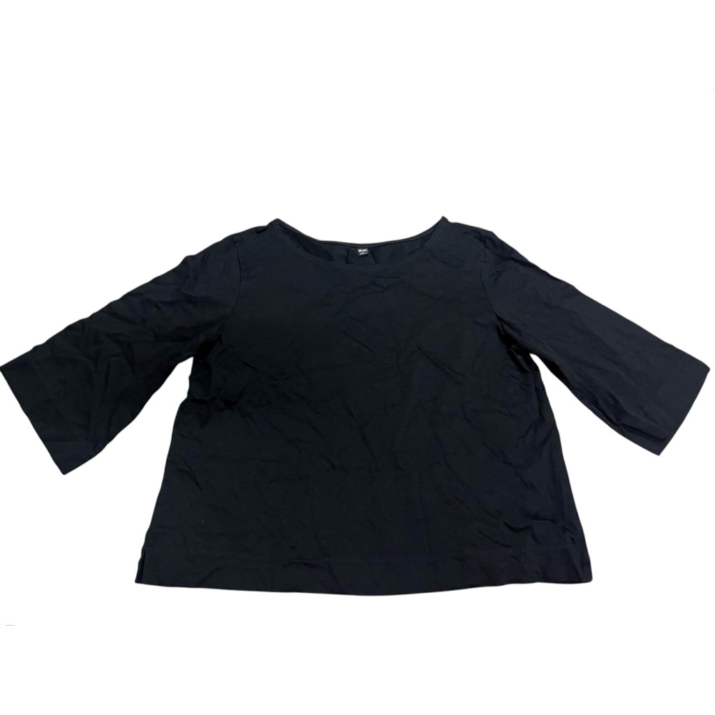 เสื้อยืดสีดำสีพื้น UNIQLO