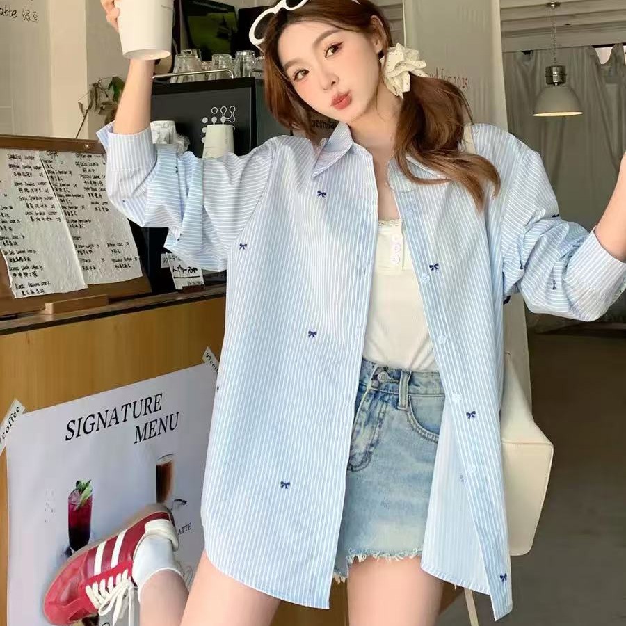 🚚เสื้อแฟชั่นผู้หญิง เสื้อแขนยาว เสื้อเชิ้ตลายทางแขนยาวผู้หญิง พิมพ์ลายโบว์น่ารักๆ ทรงหลวม มีไซส์ S-2XL (แถบสีฟ้า) #F062