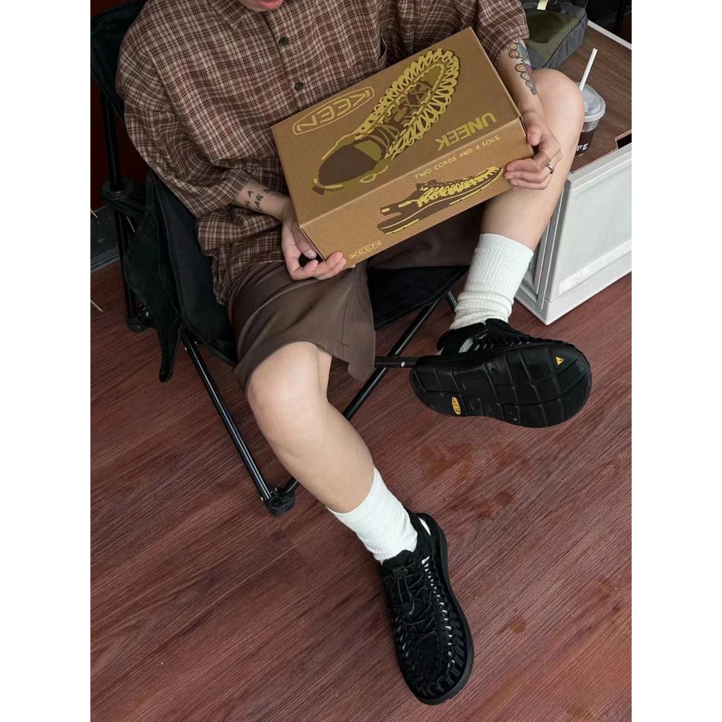 Keen Uneek ของแทั (สีดำ) รองเท้าแตะกีฬากลางแจ้ง ทำด้วยมือ 100% ระบายอากาศได้ดี ใส่ได้ทั้งชายและหญิง