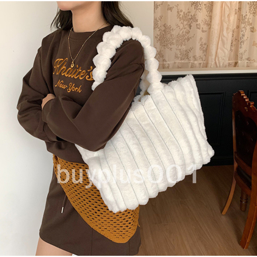 buyplus001 กระเป๋าสะพายไหล่ ความจุขาดใหญ่  กระเป๋าผ้า ขนฟู ขนนิ่ม ลายทาง เรียบหรู พร้อมส่งในไทย B-057 ราคา ถูกที่สุด ดีลบีเคเค