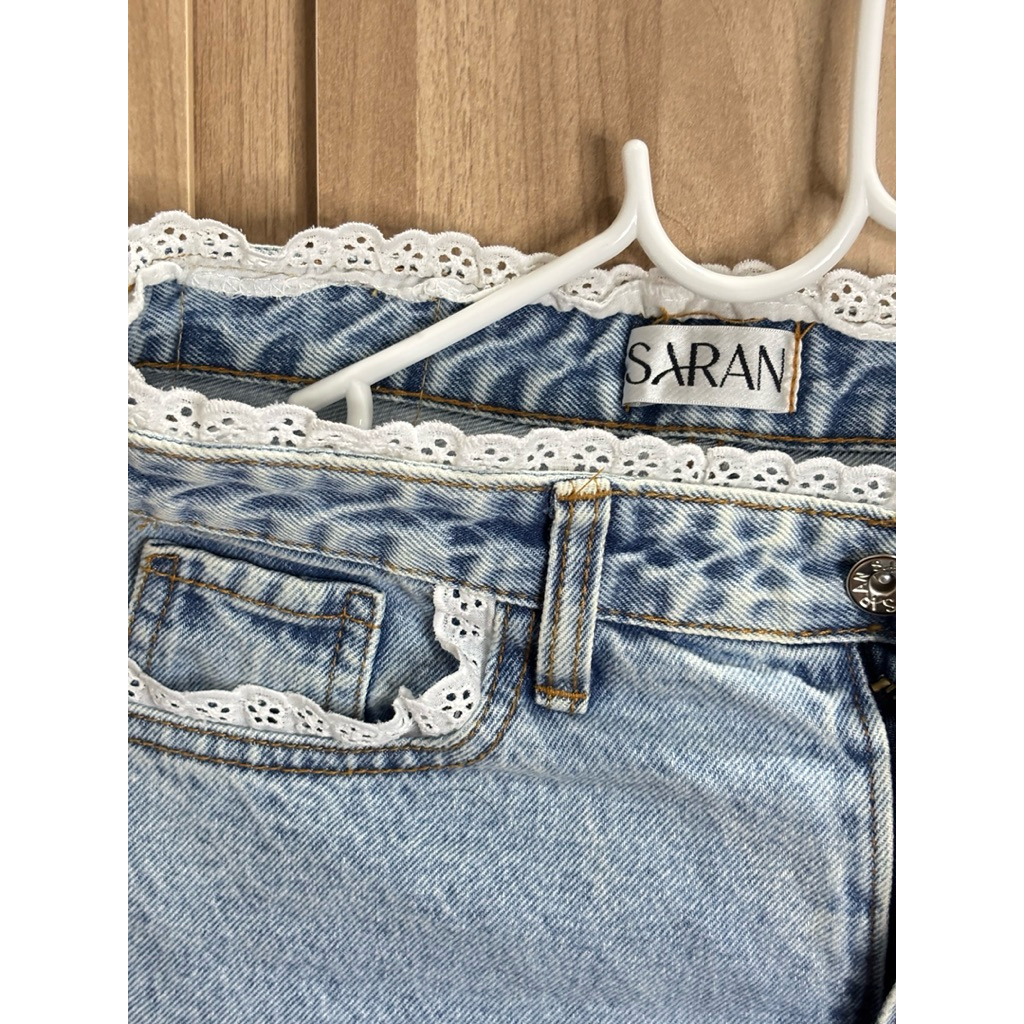 ป้าย SARAN กางเกงยีนส์ขากระบอก มือ2 แท้ แต่งลูกไม้กำลังฮิต
