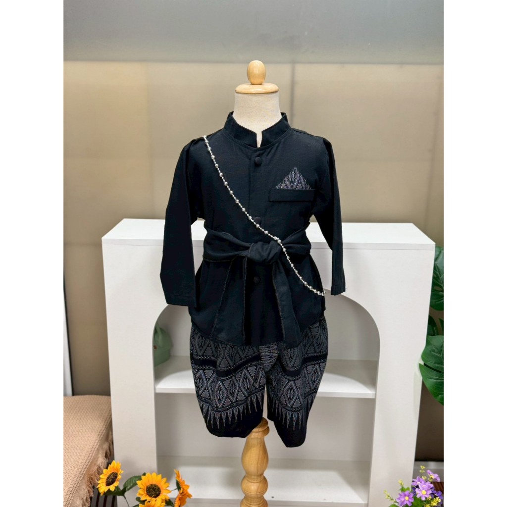 ชุดไทยเด็กชาย ชุดไทยสีดำ ชุดดำ ชุดไว้อาลัย / พร้อมส่ง / มีปลายทาง - (ชุดสีดำ เด็กผู้ชาย) - รูปที่ 3