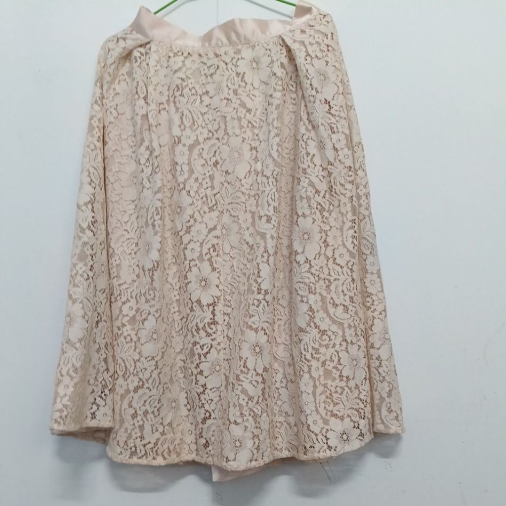 B23กระโปรงผ้าลูกไม้มือสอง