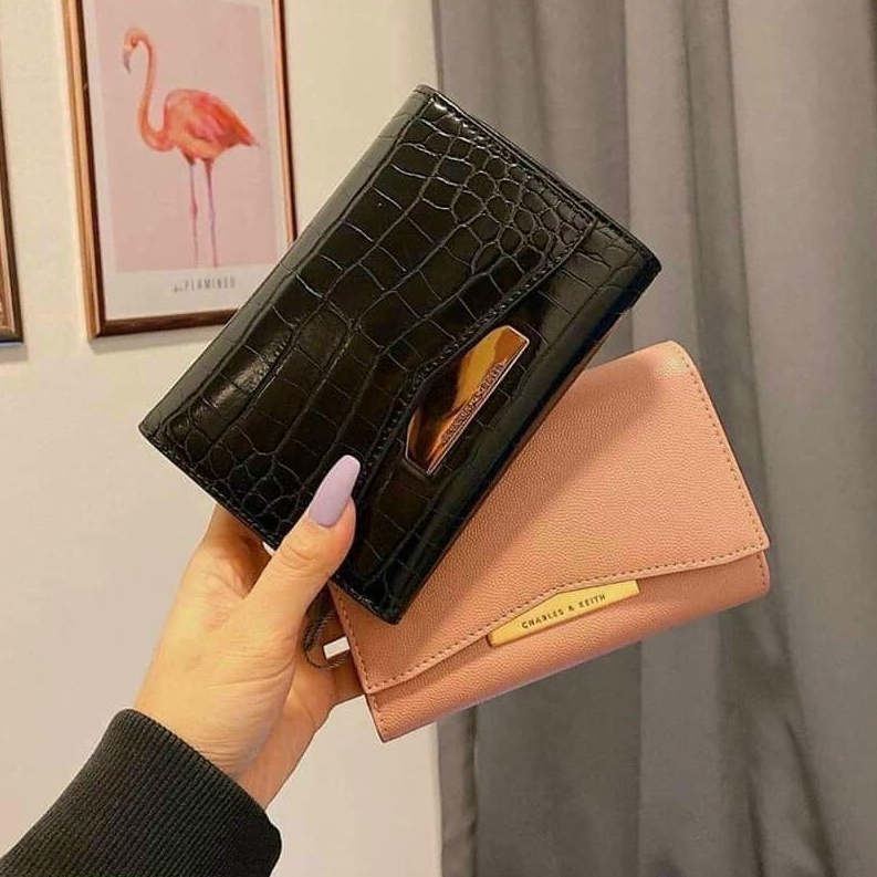 CHARLES＆KEITH คลิปเงินใหม่ กระเป๋าตัวแทนจัดซื้อ  ซองการ์ด กระเป๋าสตางค์ กระเป๋าสตางค์พับได้ CK6-1077