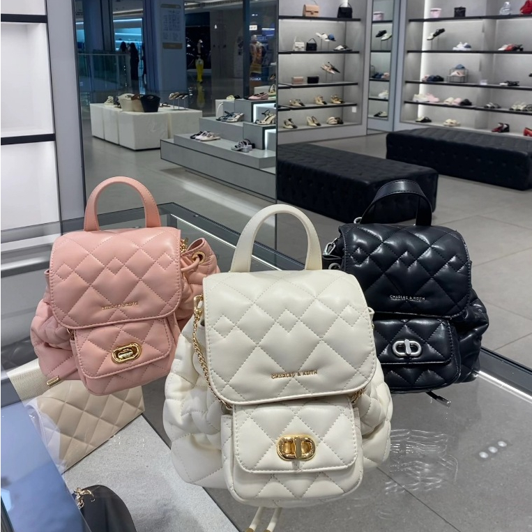 CHARLES＆KEITH ตัวแทนจัดซื้อของแท้CK2-60151400A กระเป๋าสะพายคู่ กระเป๋าเป้ กระเป๋าสะพายคู่ลำลอง กระเป๋าบูติกผู้หญิง