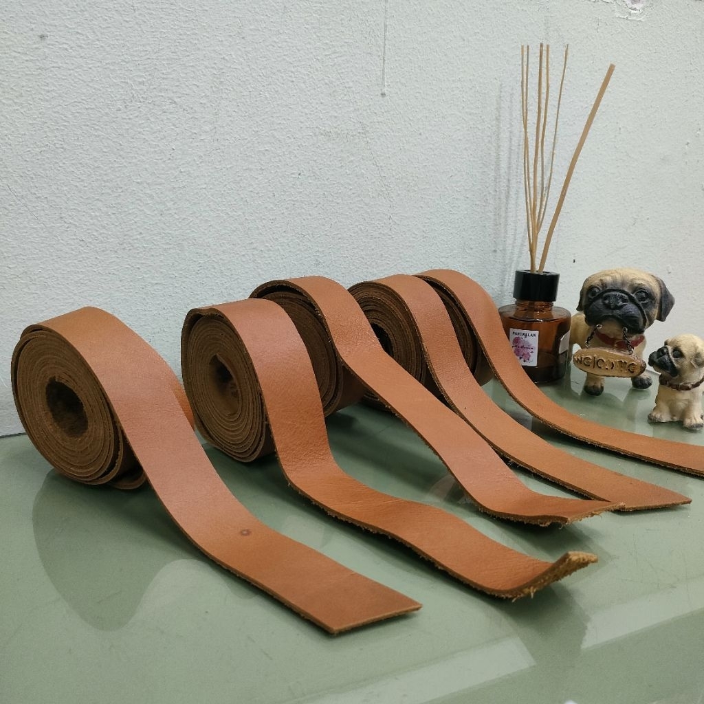 สายหนังแท้-หนังเส้น เชือกหนัง (ราคา 39 บาท/เส้น) : หนา  1.8-2.0 มม./ขนาด 3cm*1.5-2.0 m.+-/ตำหนิด้านขนท้องมีคราบกาว/รอยสี