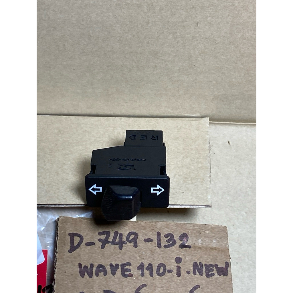 WAVE 110-i ไอ NEW แท้ศูนย์ D-749. 132 ชุดสวิทซ์แฮนด์ ชุดไฟเลี้ยว ด้านซ้าย 35200- KWW- A01
