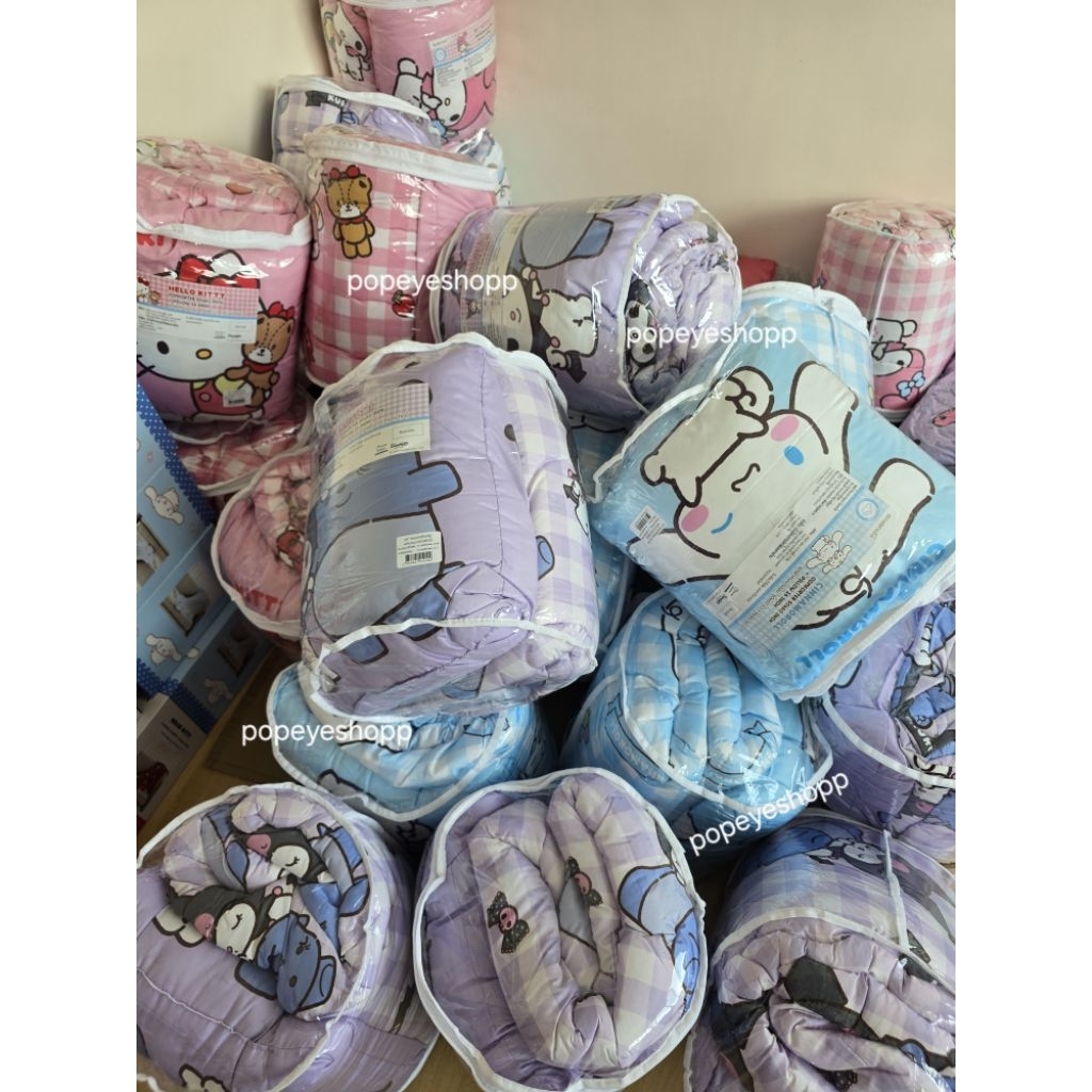 📌ส่งด่วน📌ผ้าห่ม+ หมอนไดคัท Momento x Sanrio ลายการ์ตูน คิดตี้ ชินาม่อน ผ้านวมบาง มีหลายลาย ขนาด 50*60   พร้อมส่งค่า
