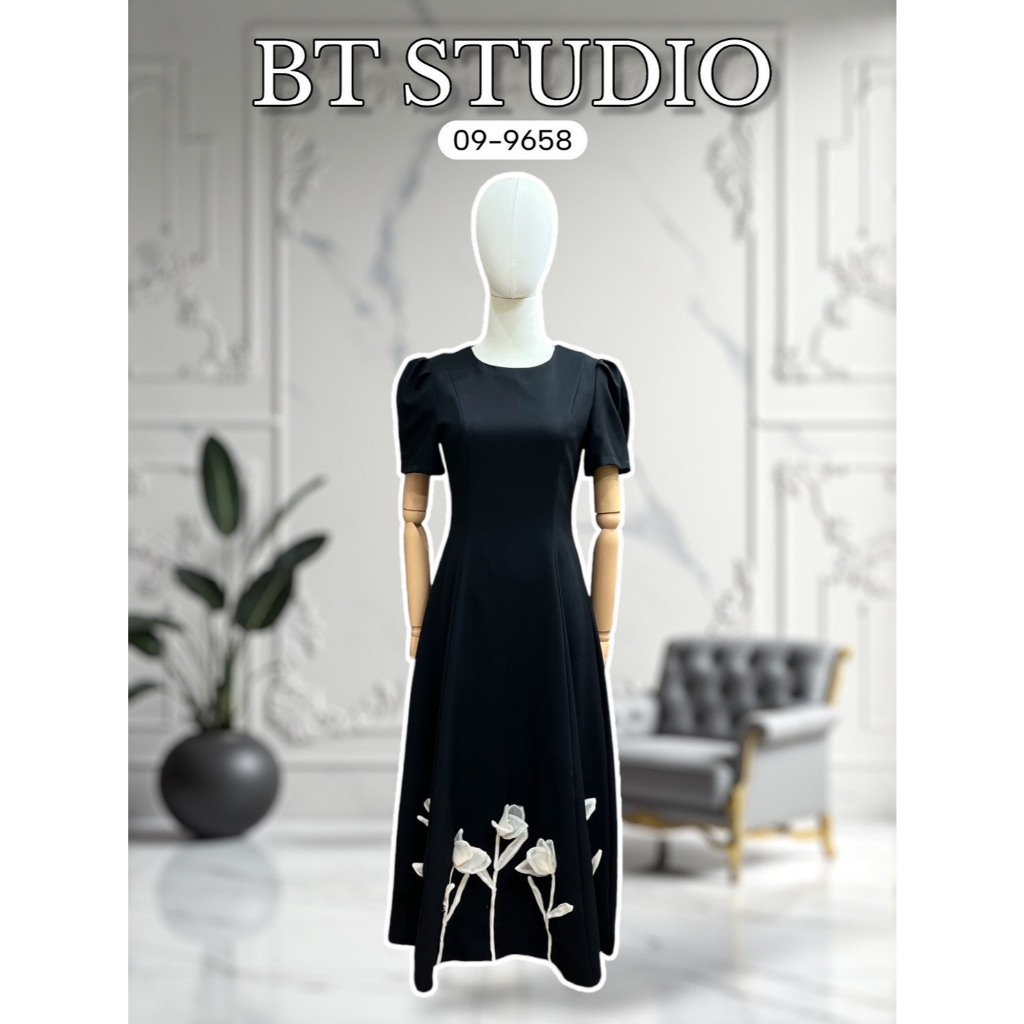 BT 09-9658 เดรสยาวใส่ออกงาน แต่งแขนตุ๊กตา เย็บจับจีบด้านหน้า ปลายชายกระโปรงแต่งดอกไม้ 3D ชุดเรียบร้อย ออกงาน ชุดสีดำ