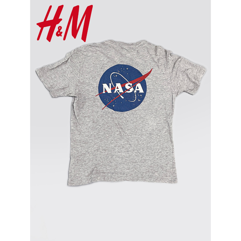 H&M x NASA เสื้อยืดสีเทา ลาย NASA logo (S รอบอก 38") (มือ2) ของแท้