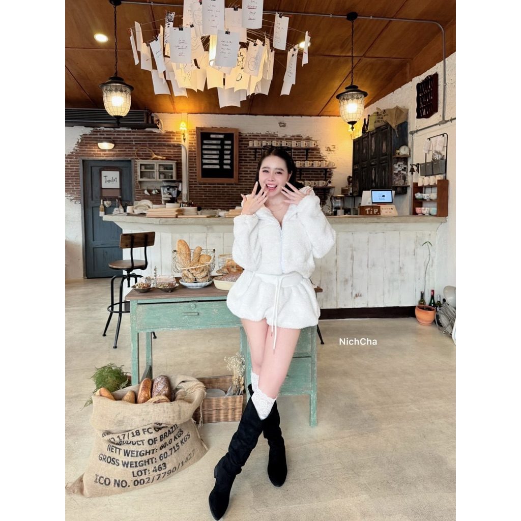 Set 2 ชิ้น - เสื้อแขนยาว ซิปหน้า มีฮู้ด แต่งหูหมี - กางเกงขาสั้นบอลลูน เอวสูง