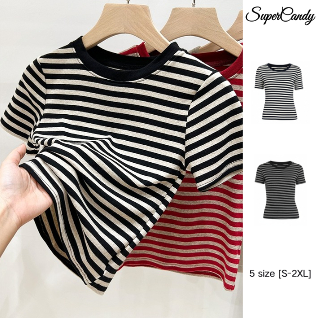SuperCandy🌷เสื้อยืดแขนสั้นลายทางสีดำและสีขาวสไตล์ใหม่สำหรับผู้หญิง เสื้อยืดเปิดไหล่ ทรงสั้นเข้ารูป