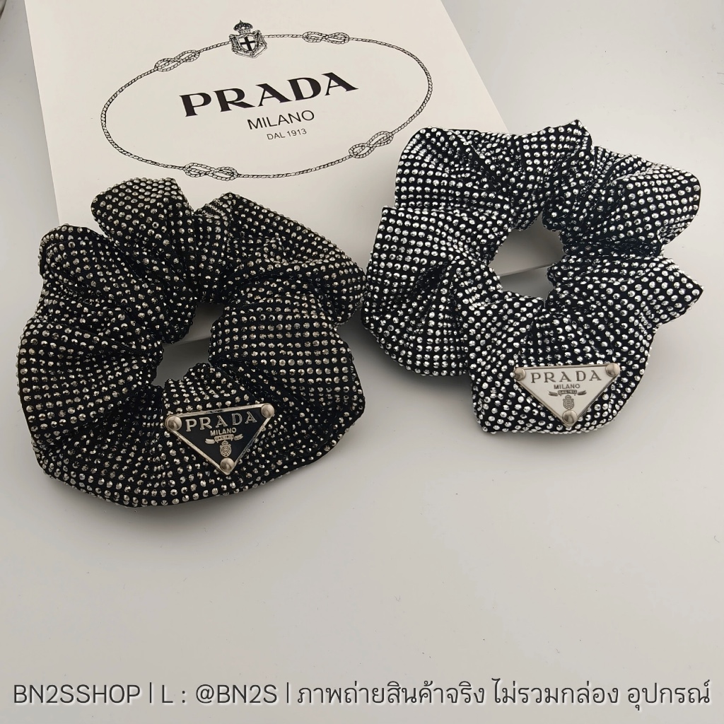 ที่มัดผมงานเพชรเต็ม ติดโลโก้สีขาวดำ งานโชว์เพชรเด่นมาก สวยบอกเลย สีเงิน ดำ เล่นไฟ เด่นตะโกน