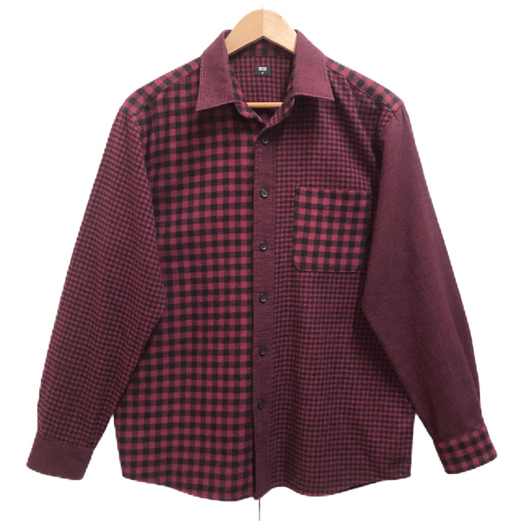 Uniqlo เสื้อเชิ้ตชาย แขนยาว สีแดง-ดำ ทรีโทนลายสก๊อต ป้าย M มือสอง