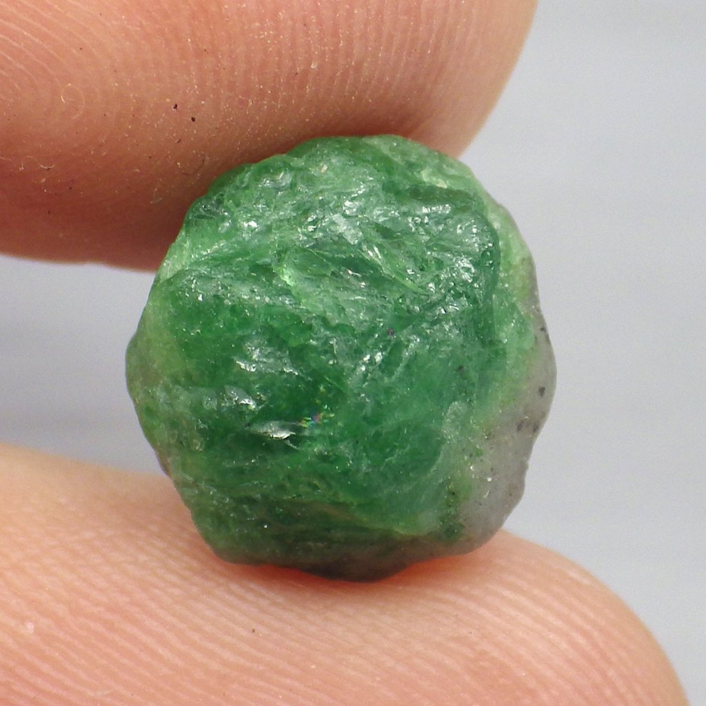 พลอย ก้อน ดิบ ซาโวไรท์ การ์เน็ต โกเมน เขียว ธรรมชาติ แท้ ( Natural Green Tsavorite Garnet ) หนัก 6.7