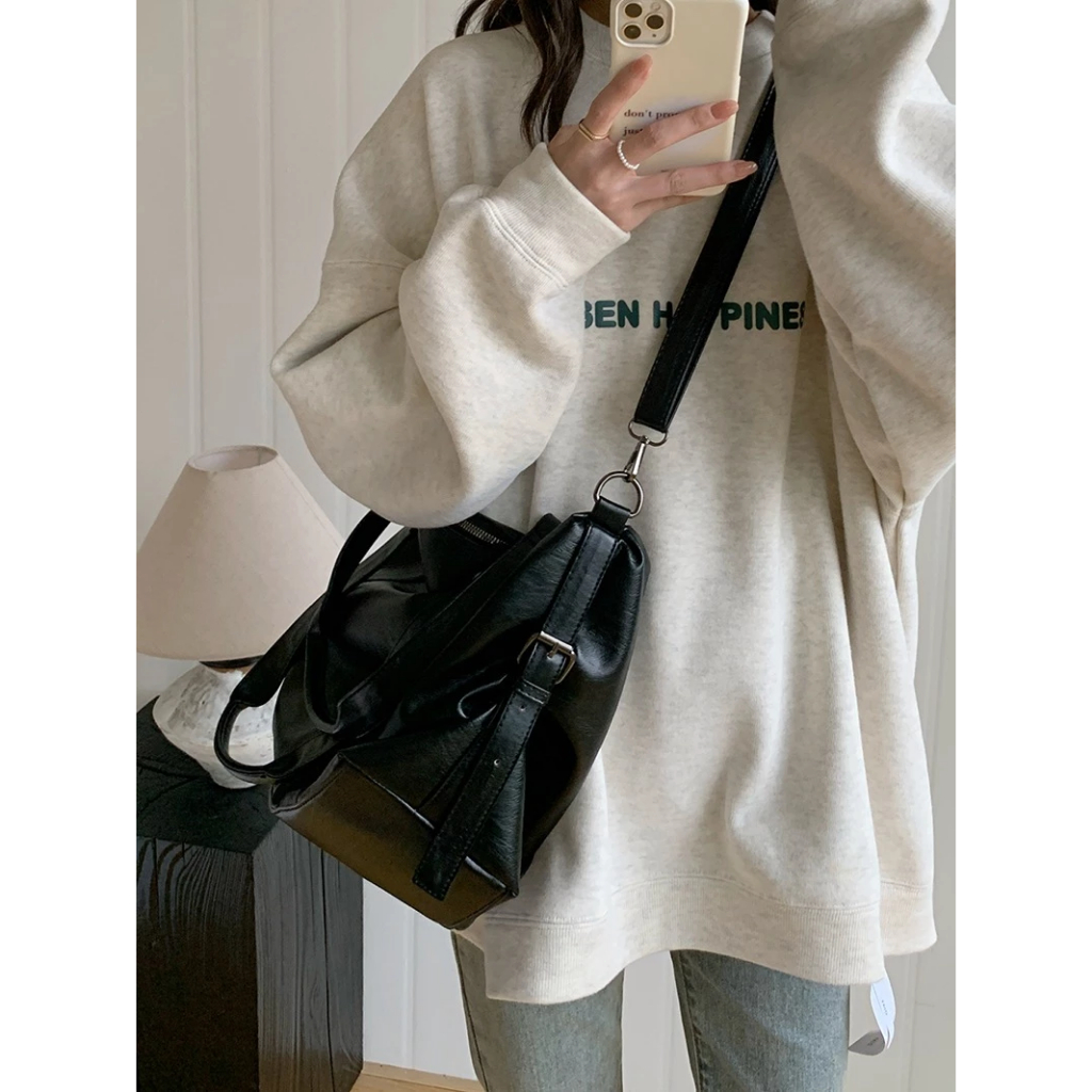 2025 กระเป๋าหนังใบใหญ่สุด Oversize Messenger Bag สามารถใส่โน๊ตบุ๊คได้ น้ำหนักเบา - รูปที่ 2