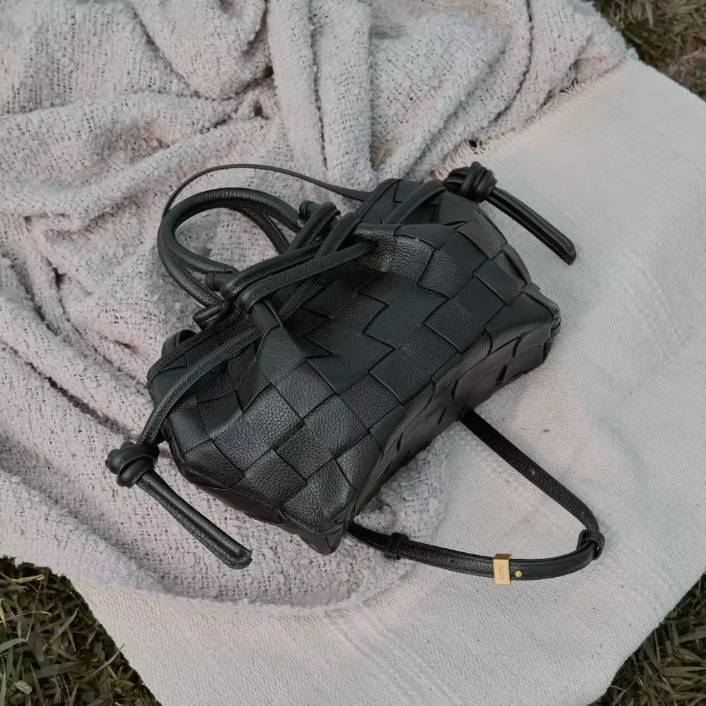 Fundao bag รุ่น Ava mini weave สีดำ