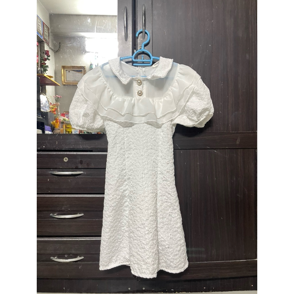 เดรสสีขาวแขนตุ๊กตาคอปกแต่งระบายอกพร้อมสายผูก ป้ายSUGARIO ไซส์M มือหนึ่ง