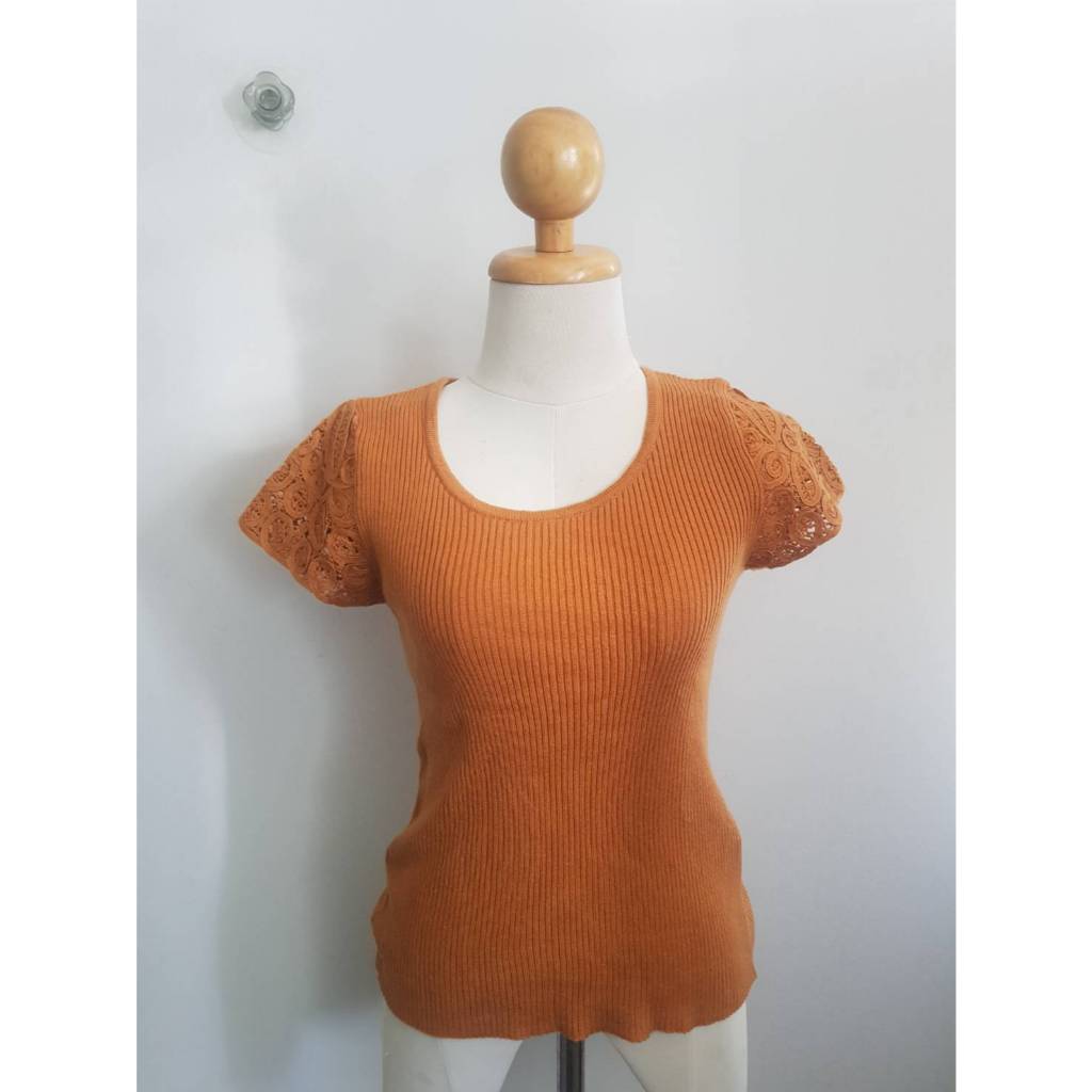 เสื้อผ้าทอเนื้อร่อง แต่งแขนลูกไม้ Jan Noel 32-36/24 สีอิฐ