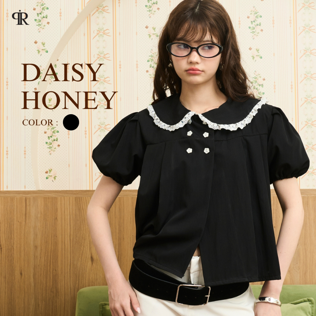 Panchitar Daisy Honey – เสื้อเชิ้ตแขนสั้นคอบัวแต่งลูกไม้หวาน ดีเทลกระดุมดอกเดซี่ 6 เม็ด