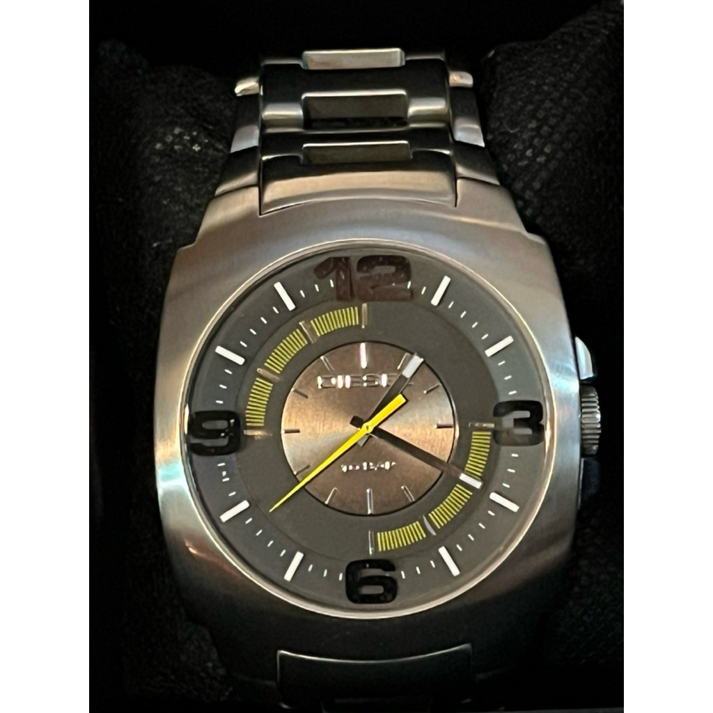 นาฬิกาข้อมือ ยี่ห้อ Diesel มือสองญี่ปุ่น (สภาพ 95%) คัดพิเศษ ของแท้จากญี่ปุ่น 100% สภาพสมบูรณ์ ข้อมื