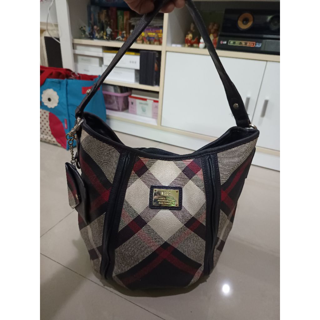 กระเป๋าสะพายข้างแบรนด์DAKSมือสอง