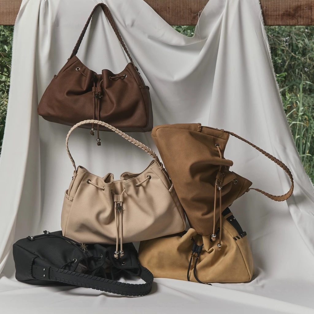 GLISS - GRAHAM กระเป๋าสะพายทรง Hobo ปรับสายสะพายได้ 7 ระดับไปจนถึง Crossbody กระเป๋าข้างใส่โ