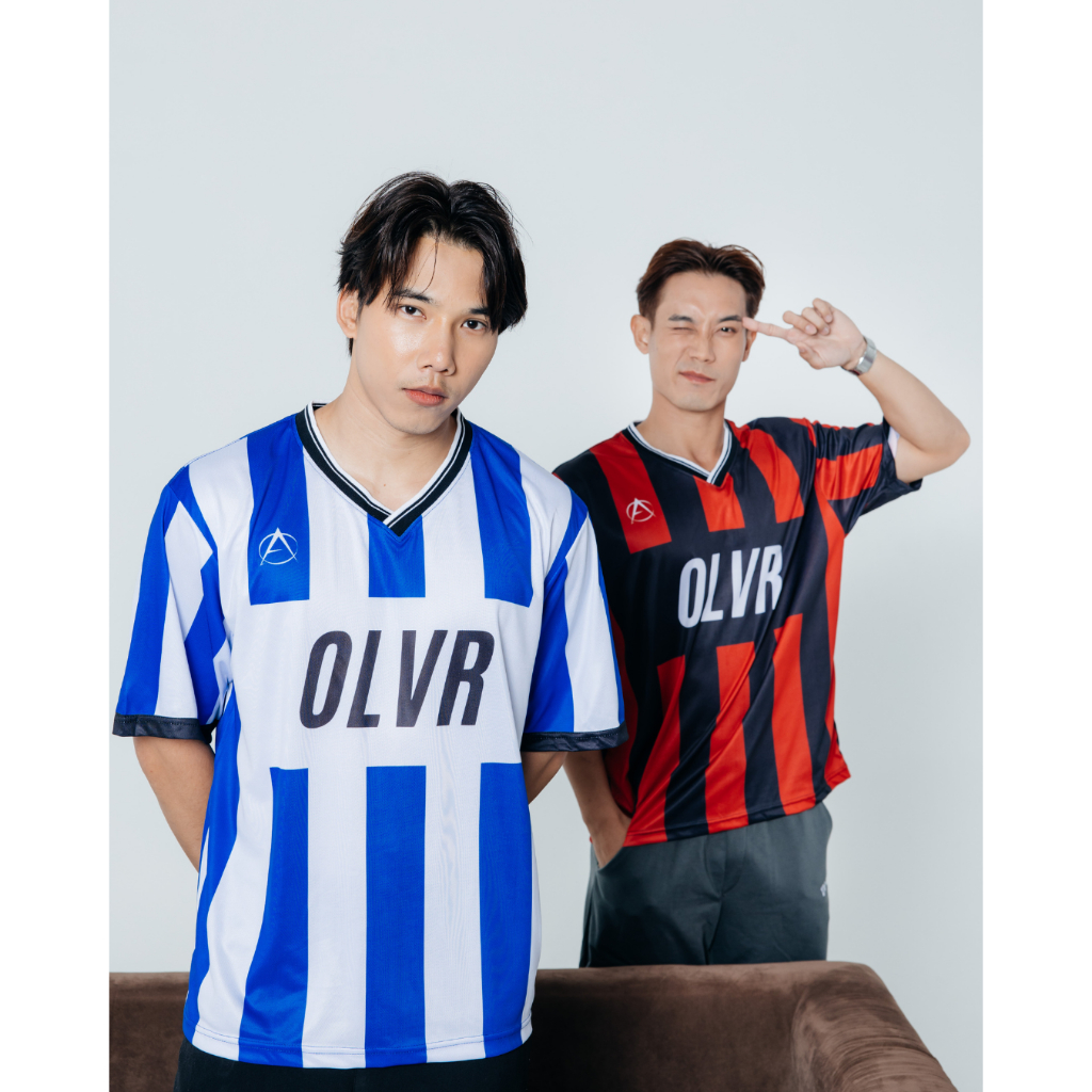 OLIVER MUSCLE - OLVR ClubHouse เสื้อกีฬาคอวี ทรงครอป ใส่ออกกำลังกาย  ดีไซน์สปอร์ต