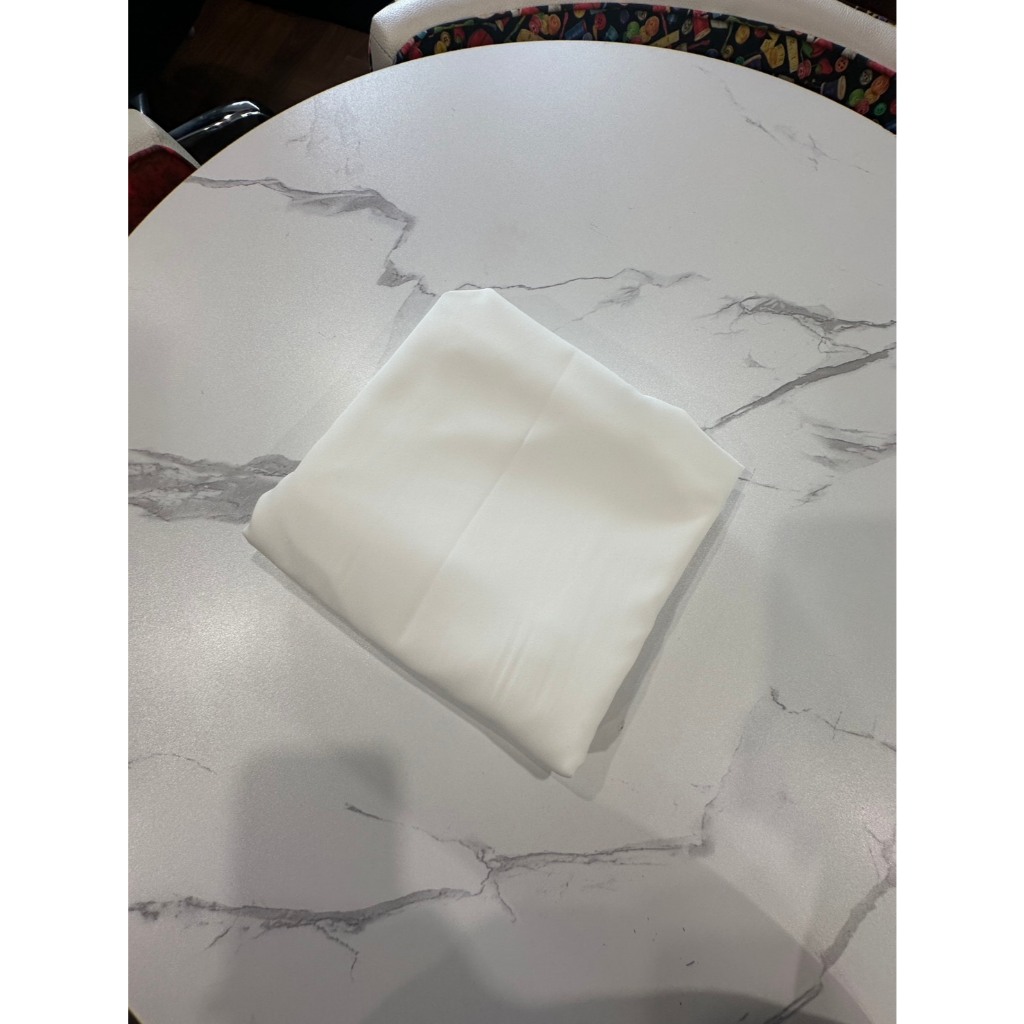 ผ้าไหมอิตาลีสีพื้น สีขาว เนื้อผ้านุ่ม พลิ้ว ใส่สบาย นำไปพิมพ์เนื้อสีติดสวย ขนาด 1 เมตร  พร้อมส่ง