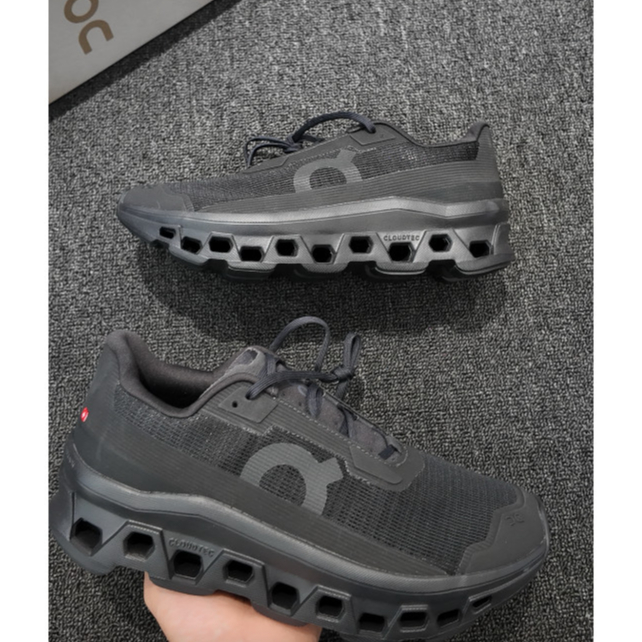 On Cloudmonster Void Low cut Black