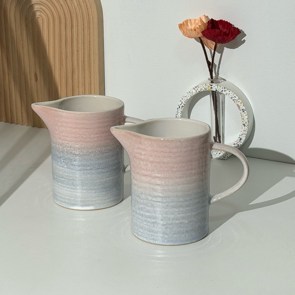 Pitcher / Jug เหยือกเซรามิกมีหูจับงานแฮนด์เมดไล่สีพาสเทล มินิมอล ผิวเคลือบมันเงาเหยือกเซรามิกงานแฮนด์เมด มีหูจับและปากเท